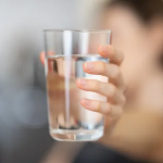 Нутрициолог объяснила, как правильно пить воду